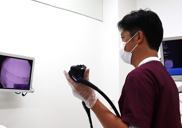 大腸カメラ検査をしている内視鏡専門医の医師
